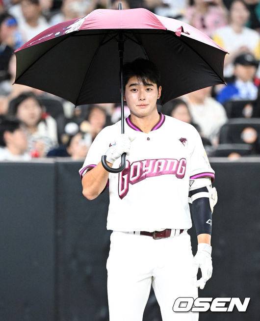 [OSEN=대전, 이대선 기자] 11일 오후 대전 한화생명볼파크에서 'KBO 올스타 프라이데이' 퓨처스 올스타전이 열렸다.KBO 올스타전의 전야제인 퓨처스 올스타전 경기는 남부리그(상무, KT, 삼성, NC, 롯데, KIA)와 북부리그(한화, SSG, LG, 두산, 고양) 대표로 나선 총 48명의 선수가 치열한 승부를 펼친다.7회말 북부올스타 심휘윤이 퍼포먼스를 펼치고 있다. 2025.07.11 /sunday@osen.co.kr