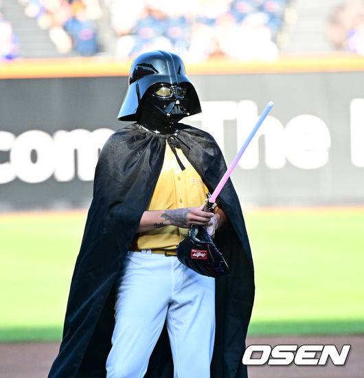 [OSEN=대전, 지형준 기자] 12일 오후 대전 한화생명볼파크에서 2025 신한 SOL뱅크 KBO 올스타전이 열렸다.13년 만에 대전에서 열리는 KBO 올스타전은 드림 올스타와 나눔올스타 대표로 나선 총 30명의 선수가 치열한 승부를 펼친다.1회 한화 폰세가 퍼포먼스를 선보이고 있다. 2025.07.12 / jpnews@osen.co.kr