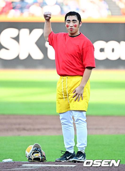 [OSEN=대전, 지형준 기자] 12일 오후 대전 한화생명볼파크에서 2025 신한 SOL뱅크 KBO 올스타전이 열렸다.13년 만에 대전에서 열리는 KBO 올스타전은 드림 올스타와 나눔올스타 대표로 나선 총 30명의 선수가 치열한 승부를 펼친다.2회 LG 박명근이 마운드에 올라 퍼포먼스를 선보이고 있다. 2025.07.12 / jpnews@osen.co.kr