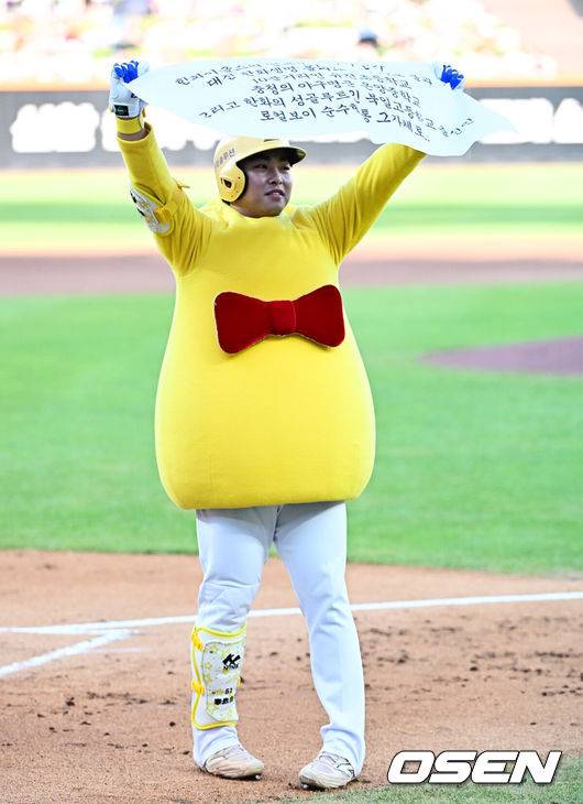 [OSEN=대전, 지형준 기자] 12일 오후 대전 한화생명볼파크에서 2025 신한 SOL뱅크 KBO 올스타전이 열렸다.13년 만에 대전에서 열리는 KBO 올스타전은 드림 올스타와 나눔올스타 대표로 나선 총 30명의 선수가 치열한 승부를 펼친다.1회 한화 문현민이 타석에 들어서며 퍼포먼스를 선보이고 있다. 2025.07.12 / jpnews@osen.co.kr