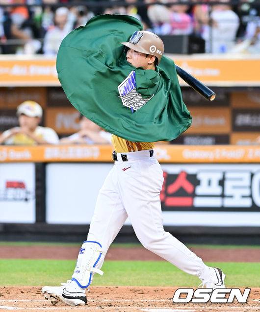 [OSEN=대전, 박준형 기자] 12일 오후 대전 한화생명볼파크에서 2025 신한 SOL뱅크 KBO 올스타전이 열렸다.13년 만에 대전에서 열리는 KBO 올스타전은 드림 올스타와 나눔올스타 대표로 나선 총 30명의 선수가 치열한 승부를 펼친다.진격의 거인 코스튬 복장을 착용한 키움 이주형이 안타를 날리고 있다. 2025.07.12 / soul1014@osen.co.kr