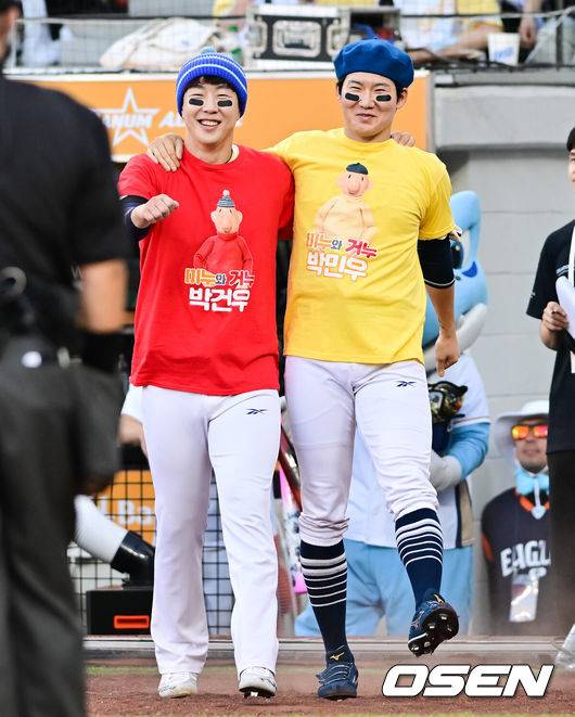 [OSEN=대전, 박준형 기자] 12일 오후 대전 한화생명볼파크에서 2025 신한 SOL뱅크 KBO 올스타전이 열렸다.13년 만에 대전에서 열리는 KBO 올스타전은 드림 올스타와 나눔올스타 대표로 나선 총 30명의 선수가 치열한 승부를 펼친다.NC 박건우와 박민우가 타석에 들어서고 있다. 2025.07.12 / soul1014@osen.co.kr