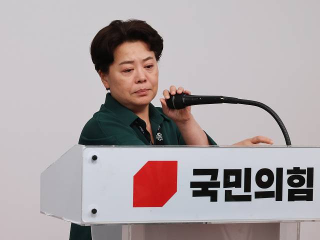 ▲국민의힘 윤희숙 혁신위원장이 지난 10일 서울 여의도 당사에서 제1차 혁신위원회 회의 결과 브리핑을 하기 전 마이크를 조정하고 있다. ⓒ연합뉴스
