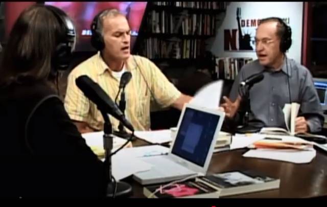 ▲ 2003년 9월 <Democracy Now!>에 출연해 맞장토론을 벌인 핀켈슈타인과 더쇼비츠(오른쪽). 핀켈슈타인은 더쇼비츠가 역사를 왜곡하고 <태곳적부터>의 엉터리 자료를 표절했다고 비판했다. Ⓒ<Democracy Now!> 동영상 화면 캡쳐.