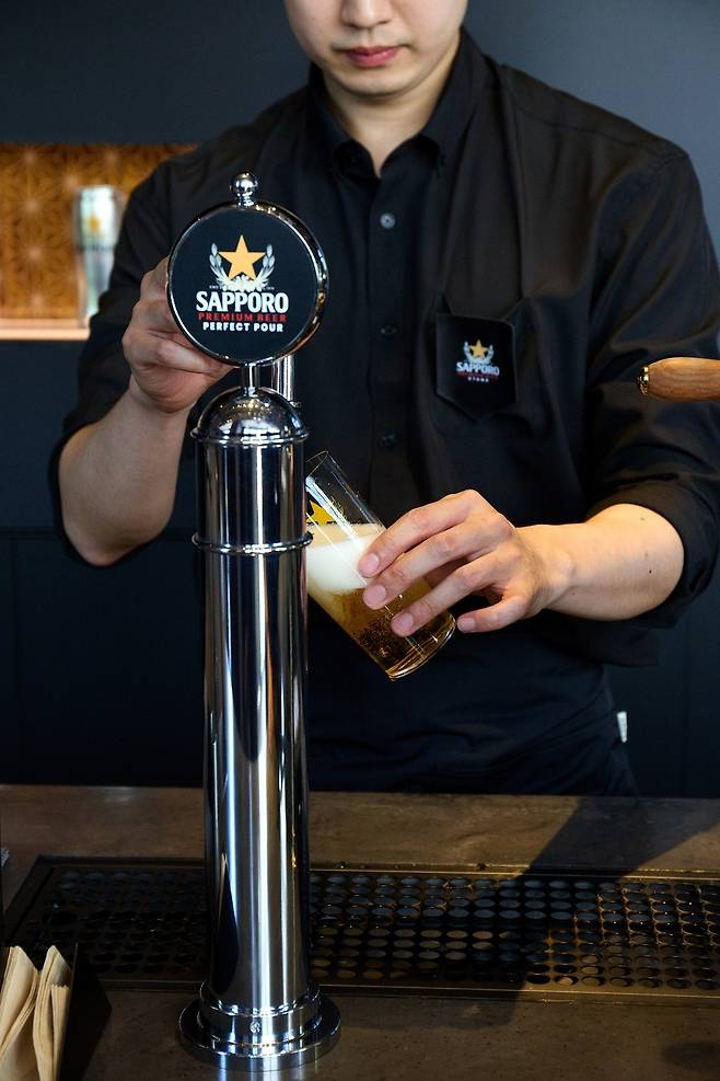 직원이 삿포로 맥주 ‘퍼펙트 푸어’를 잔에 따르고 있다. 엠즈베버리지 제공