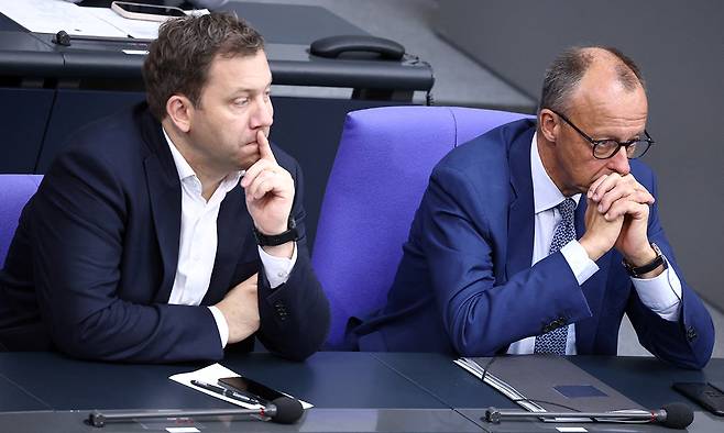 11일(현지시간) 독일 하원에서 연립여당의 내부 균열로 헌법재판관 선출이 난관에 봉착하자 연정 파트너인&nbsp;CDU·CSU 연합의 프리드리히 메르츠 총리(오른쪽)와&nbsp;SPD의&nbsp;라르스 클링바일 부총리가 곤혹스러운 표정을 짓고 있다. 로이터연합뉴스