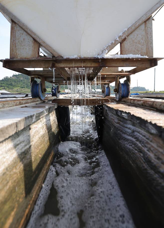 소금열차 밑으로 간수(소금물)가 빠지고 있다.