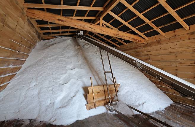 염전 소금창고에 올해 수확한 소금이 쌓여 가고 있다.