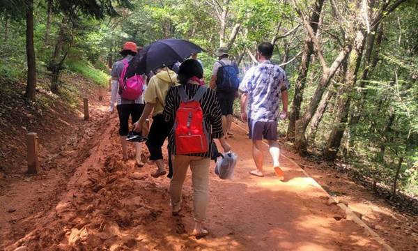 전남 영광 물무산을 찾은 주민들이 황톳길을 맨발로 걸으면서 숲속 힐링과 건강을 챙기고 있다. 한현묵 기자