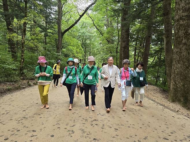 박동창&nbsp;맨발걷기국민운동본부 회장&nbsp;등 맨발걷기동호회 회원들이 맨발걷기를 하고 있다.&nbsp;맨발걷기국민운동본부 제공