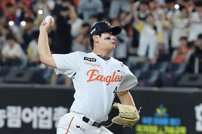 지난 9일 대전 한화생명 볼파크에서 열린 프로야구 '2025 신한 SOL뱅크 KBO 리그' 기아 타이거즈와 한화 이글스 경기에서 한화 투수 김서현이 역투하고 있다. 뉴스1