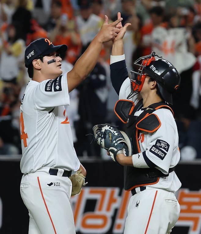 지난 9일 대전 한화생명 볼파크에서 열린 프로야구 '2025 신한 SOL뱅크 KBO 리그' 기아 타이거즈와 한화 이글스 경기에서 승리한 한화 투수 김서현과 포수 최재훈이 기뻐하고 있다. 뉴스1