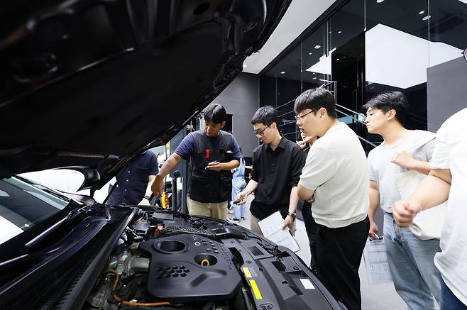 엔카닷컴의 신규 입사자들이 차량 진단 교육을 받는 모습. 엔카닷컴 제공