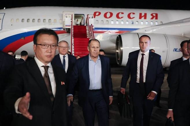 세르게이 라브로프 러시아 외무장관이 지난 11일 밤 원산갈마비행장에 도착했다고 주북 러시아 대사관이 12일 텔레그램을 통해 전했다. 2025.7.12 주북 러시아 대사관 텔레그램 연합뉴스