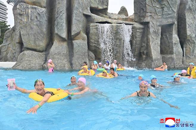 지난 1일 개장한 북한 원산갈마해안관광지구 십리백사장에 해안관광을 즐기기 위해 전국 각지에서 근로자들이 끊임없이 찾아와 연일 흥성이고 있다고 조선중앙통신이 3일 보도했다. 2025.7.3  조선중앙통신 연합뉴스