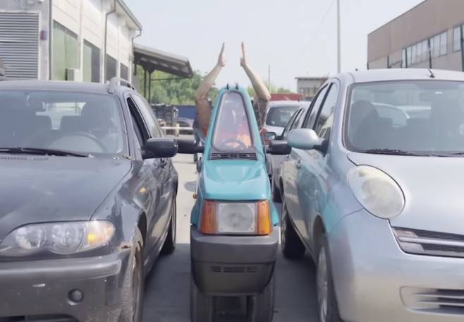 안드레아 마라치가 피아트 판다를 개조해 만든 자동차. 폭이 54cm에 불과하지만 운전이 가능하다. 유튜브