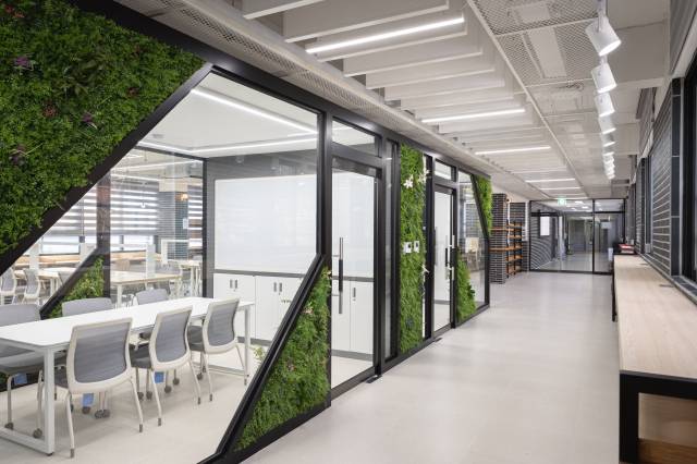 KCC의 천장재 ‘마이톤스카이’가 시공된 마산제일고등학교 도서관.사진제공=KCC