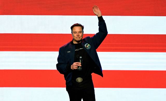 일론 머스크 테슬라 최고경영자(CEO)가 손을 흔들고 있다. 로이터연합뉴스