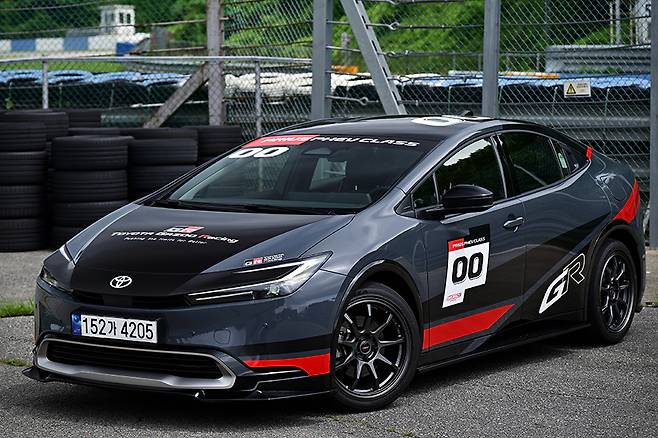 짐카나 주행을 위해 준비된 프리우스 PHEV. 사진: 김학수 기자