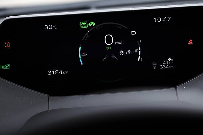 프리우스 PHEV의 계기판. 사진: 김학수 기자