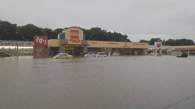 10일 일본 사이타마현 혼조시에서 폭우로 물에 잠긴 차량. 연합뉴스(@kazu1320 캡쳐)