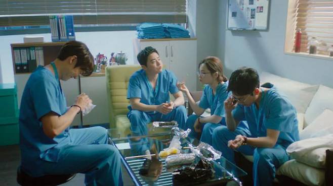 tvN 드라마 《슬기로운 의사생활》 스틸컷 ⓒtvN