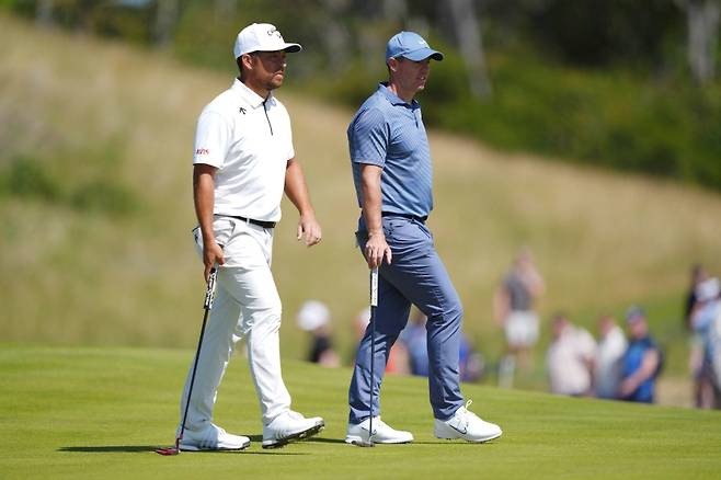 로리 매킬로이(오른쪽)와 잰더 쇼플리 ⓒAP/연합뉴스