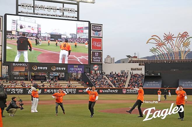▲ 한화 홈 개막전에서 시구한 이글스 레전드 송진우, 장종훈, 정민철, 김태균 ⓒ한화 이글스