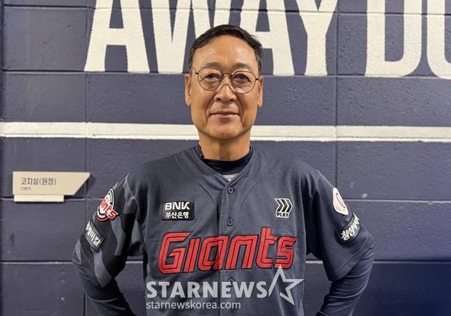 김용희 롯데 퓨처스 감독이 취재진과 인터뷰를 하고 있다. /사진=양정웅 기자