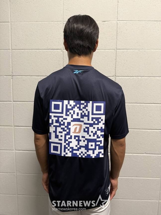 NC 정현창이 구단 공식 유튜브 채널로 이동하는 QR 코드가 새겨진 티셔츠를 입고 있다. /사진=양정웅 기자