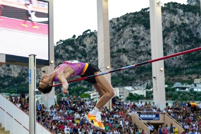 우상혁이 12일 다이아몬드리그 남자 높이뛰기에서 2m34를 뛰어넘고 있다. /사진=우상혁 인스타그램 갈무리