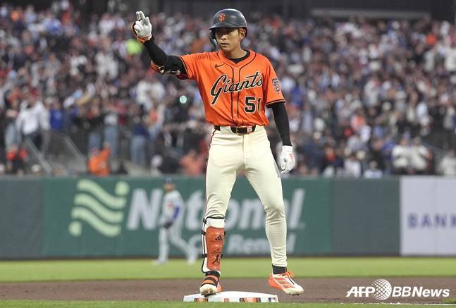 3루타를 날린 이정후가 더그아웃을 향해 세리머니를 하고 있다. /AFPBBNews=뉴스1