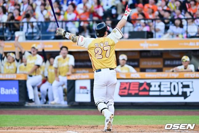 나눔 올스타 박동원이 2025 KBO 올스타전에서 1회말 2점 홈런을 터트리고 있다.