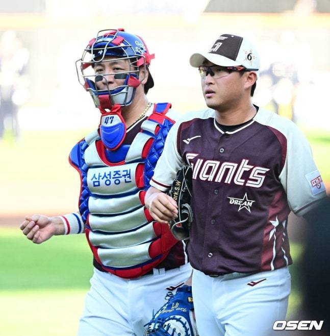 드림 올스타 선발투수 박세웅(오른쪽).