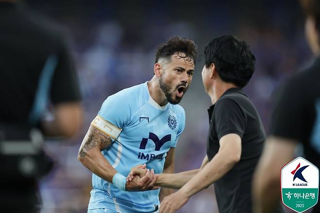 선제골을 넣고 기뻐하는 세징야(왼쪽). /사진=한국프로축구연맹 제공