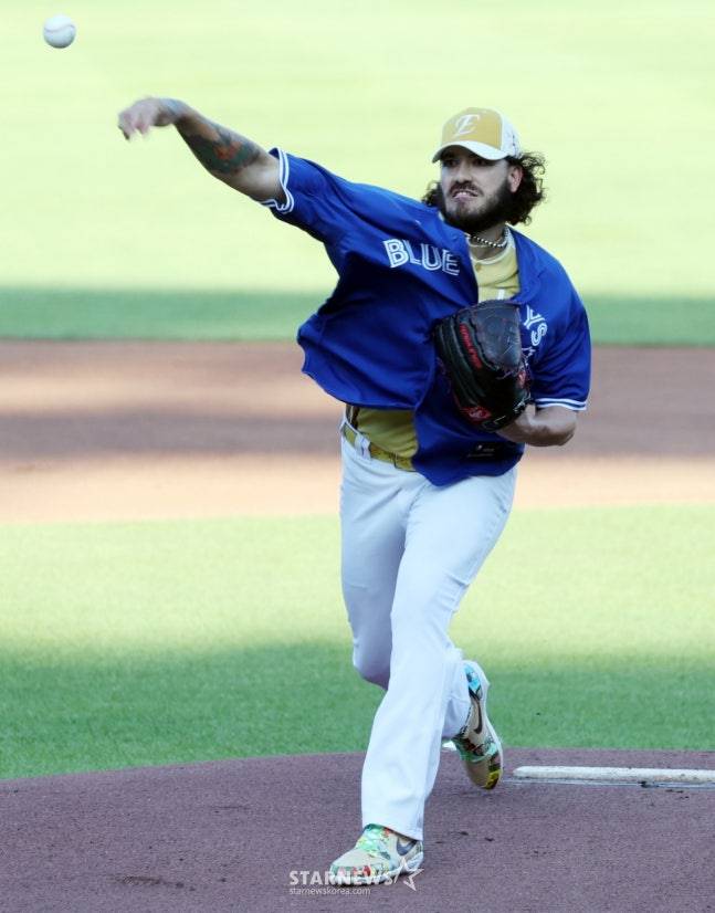 나눔올스타 폰세가 12일 대전한화생명볼파크에서 열린 2025KBO리그 올스타게임에 선발등판해 다스베이더 세리머니에 이어 류현진 토론토 사인유니폼을 입고 투구를 하고 있다. /사진=강영조 선임기자