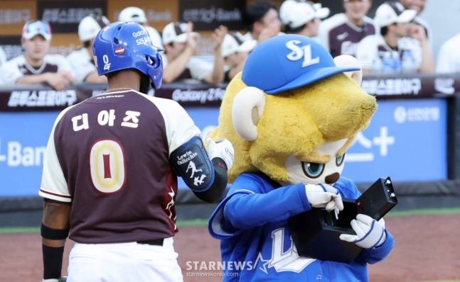 드림 올스타 르윈 디아즈가 12일 열린 2025 KBO 올스타전에서 1회초 여권 압수 세리머니를 하고 있다. /사진=강영조 선임기자