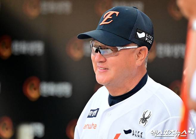 10일 오후 대전 한화생명 볼파크에서 열린 '2025 신한 SOL Bank KBO리그' KIA 타이거즈와 한화 이글스의 경기, 한화 김경문 감독이 미소를 보이고 있다. 엑스포츠뉴스 DB