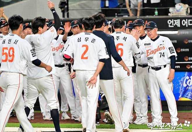 10일 오후 대전 한화생명 볼파크에서 열린 '2025 신한 SOL Bank KBO리그' KIA 타이거즈와 한화 이글스의 경기, 한화가 문현빈의 끝내기 안타에 힘입어 KIA에 3:2 역전승을 거두며 6연승을 기록했다.  이날 경기에서 승리한 한화 김경문 감독이 선수들과 하이파이브를 하고 있다. 엑스포츠뉴스 DB