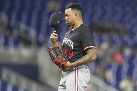 LA 다저스가 미네소타 트윈스 마무리 투수 요한 두란 영입을 위해 외야수 제임스 아웃맨을 넘길 수 있다는 미국 매체 전망이 나왔다. 한 때 아웃맨과 메이저리그 콜업 경쟁을 펼쳤던 김혜성의 달라진 위상이 느껴지는 분위기다. 연합뉴스