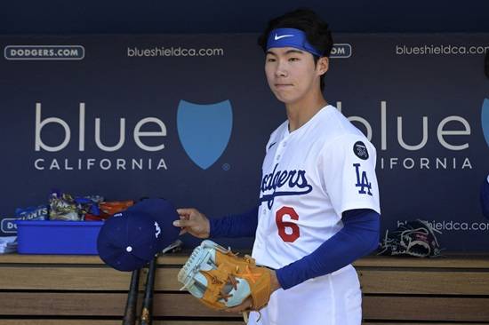 LA 다저스가 미네소타 트윈스 마무리 투수 요한 두란 영입을 위해 외야수 제임스 아웃맨을 넘길 수 있다는 미국 매체 전망이 나왔다. 한 때 아웃맨과 메이저리그 콜업 경쟁을 펼쳤던 김혜성의 달라진 위상이 느껴지는 분위기다. 연합뉴스