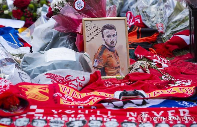 안필드에 마련된 디오구 조타 추모공간 [EPA=연합뉴스]