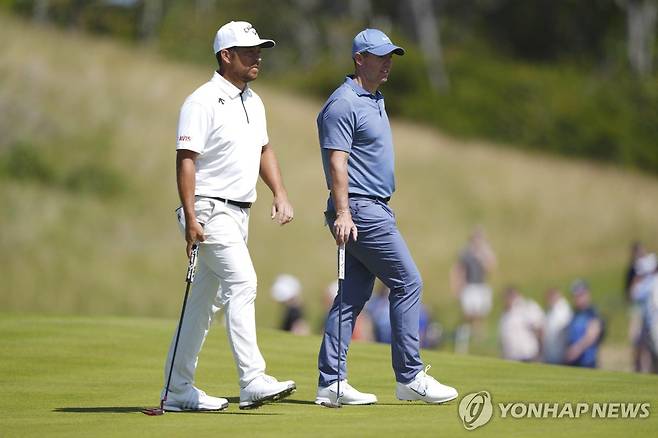 로리 매킬로이(오른쪽)와 잰더 쇼플리 [Andrew Milligan/PA via AP=연합뉴스]
