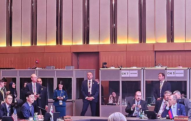 박윤주 외교차관(왼쪽)과 라브로프 러시아 외무장관 (쿠알라룸푸르=연합뉴스) EAS 외교장관회 의에 참석한 세르게이 라브로프 러시아 외무장관이 박윤주 외교차관을 바라보는 듯한 모습. 2025.7.11 [외교부 공동취재단] hapyry@yna.co.kr