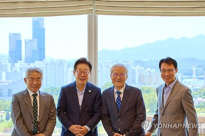 이재명 대통령 언론인 오찬 (서울=연합뉴스) 이재명 대통령이 11일 서울 용산 대통령실 청사에서 언론인 오찬에 앞서 기념촬영을 하고 있다. 왼쪽부터 정규재 전 한국경제신문 주필, 이 대통령, 조갑제 '조갑제닷컴' 대표, 이규연 대통령실 홍보소통수석. 2025.7.11 [대통령실 제공. 재판매 및 DB 금지] photo@yna.co.kr