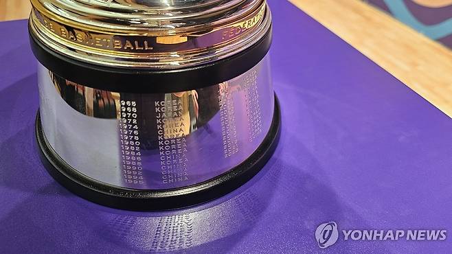 아시아컵 트로피 하단에 적힌 역대 우승국 기록 (진천=연합뉴스) 설하은 기자 = 12일 충북 진천국가대표선수촌 챔피언하우스에서 열린 여자농구 대표팀 아시아컵 미디어데이에서 공개된 여자농구 아시아컵 트로피 하단에 역대 연도별 우승국의 이름이 적혀 있다. 2025.6.12 soruha@yna.co.kr