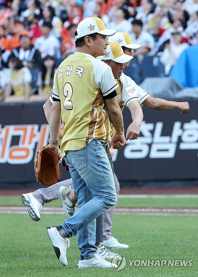 빙그레 창단 멤버의 시구 (대전=연합뉴스) 김준범 기자 = 12일 대전 한화생명 볼파크에서 열린 2025 신한 SOL뱅크 KBO 올스타전. 1986년 빙그레 이글스 창단 멤버인 이강돈, 한희민, 김상국 전 선수가 함께 시구하고 있다. 2025.7.12 psykims@yna.co.kr