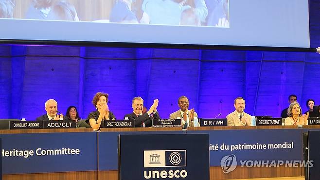 반구천 암각화, 한국 17번째 세계유산 됐다 (서울=연합뉴스) 12일 오전(현지시간) 프랑스 파리 유네스코 본부에서 열린 제47차 유네스코 세계유산위원회에서 니콜라이 네노프 의장이 '반구천의 암각화'의 유네스코 등재를 선언하고 있다. 2025.7.12 [국가유산청 제공, 재판매 및 DB 금지] photo@yna.co.kr