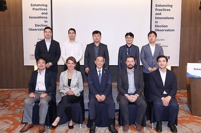 ▲ '글로벌 선거 참관 개선 방안 모색을 위한 국제 콘퍼런스' 발표자와 A-WEB 관계자가 단체사진을 촬영하고 있는 모습.