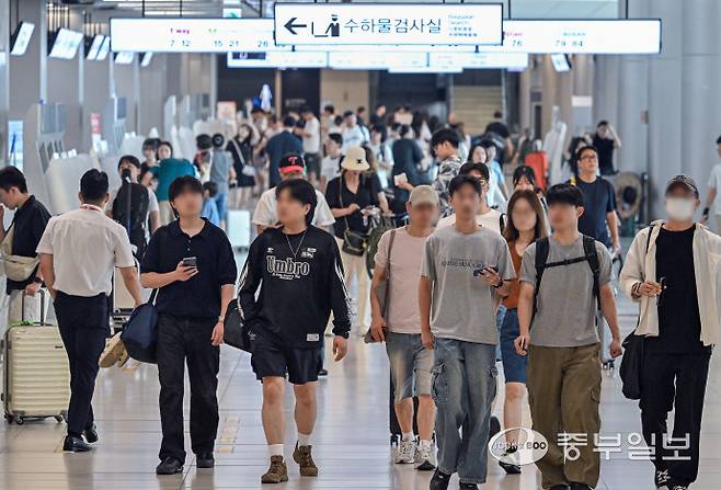 본격적인 여름 휴가철이 시작된 13일 오전 김포국제공항국내선 발권장이 휴가를 떠나는 시민들로 붐비고 있다. 임채운기자